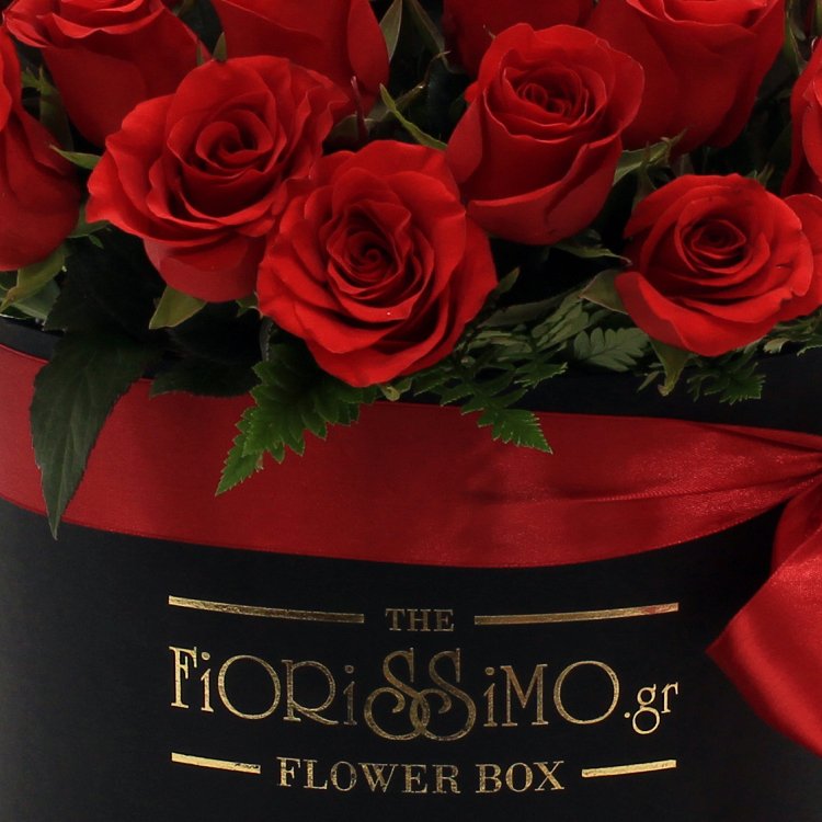 Κουτί με κόκκινα τριαντάφυλλα