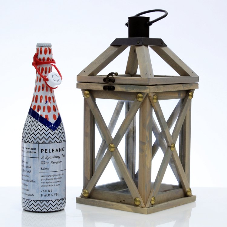 Wooden lantern with sprakling wine!