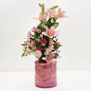 Σύνθεση σε βάζο με ροζ λουλούδια