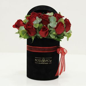 11 τριαντάφυλλα σε μαύρο βελούδο!