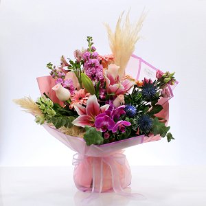 Μπουκέτο με ροζ λουλούδια στυλ αγρού!