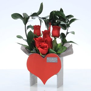 Arrangement with red roses in wood!
