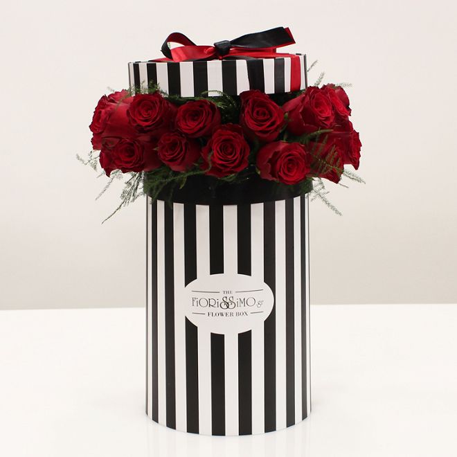 Ριγέ Κουτί με Κόκκινα Τριαντάφυλλα