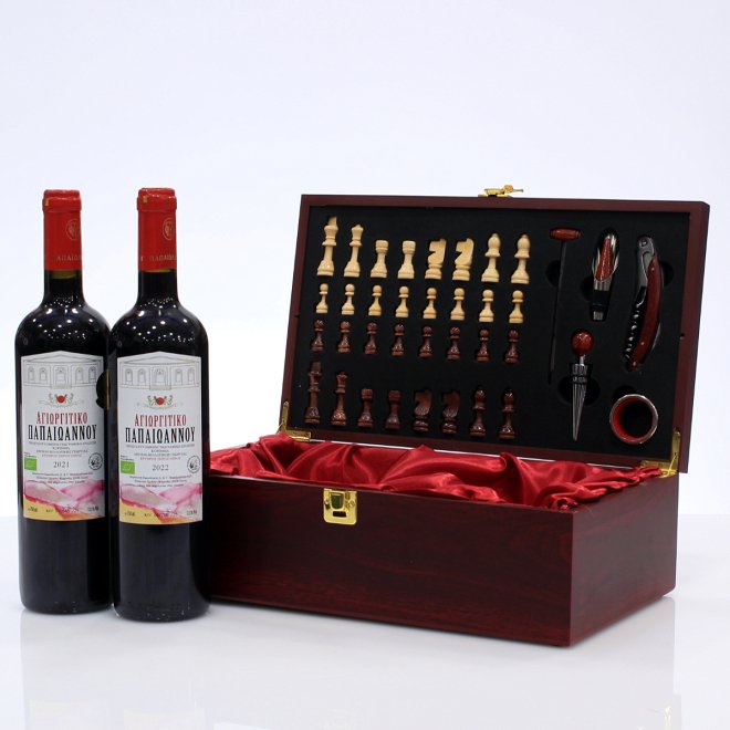 Wooden case with 2 wines and accesories