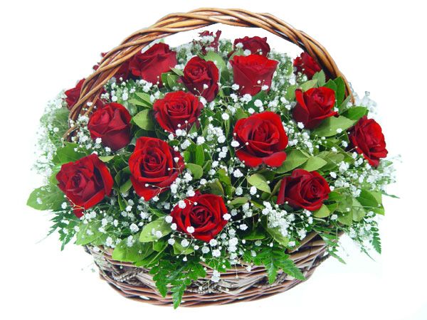 Καλάθι με κόκκινα τριαντάφυλλα