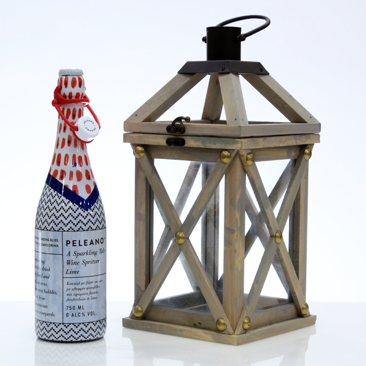Wooden lantern with sprakling wine!