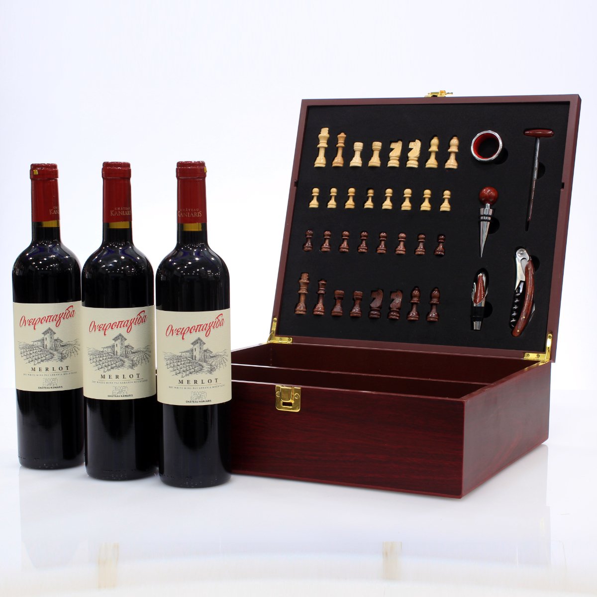 Wooden case with 3 wines and accesories